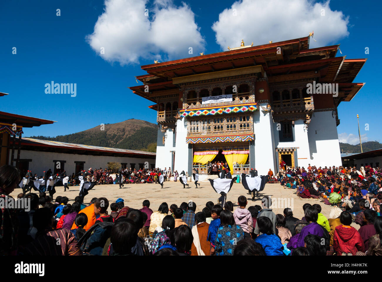 Bambini Danza della gru al Black-colli Festival di gru, Gangte Monastero, Phobjikha Valley, Bhutan Foto Stock