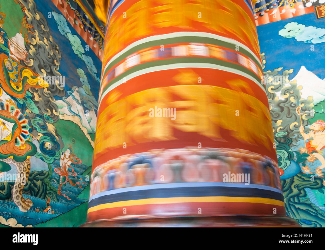 Enorme la preghiera buddista ruota con i Mantra scritti in Dzongkha all'interno di filatura Trongsa Dzong, Bhutan. Foto Stock