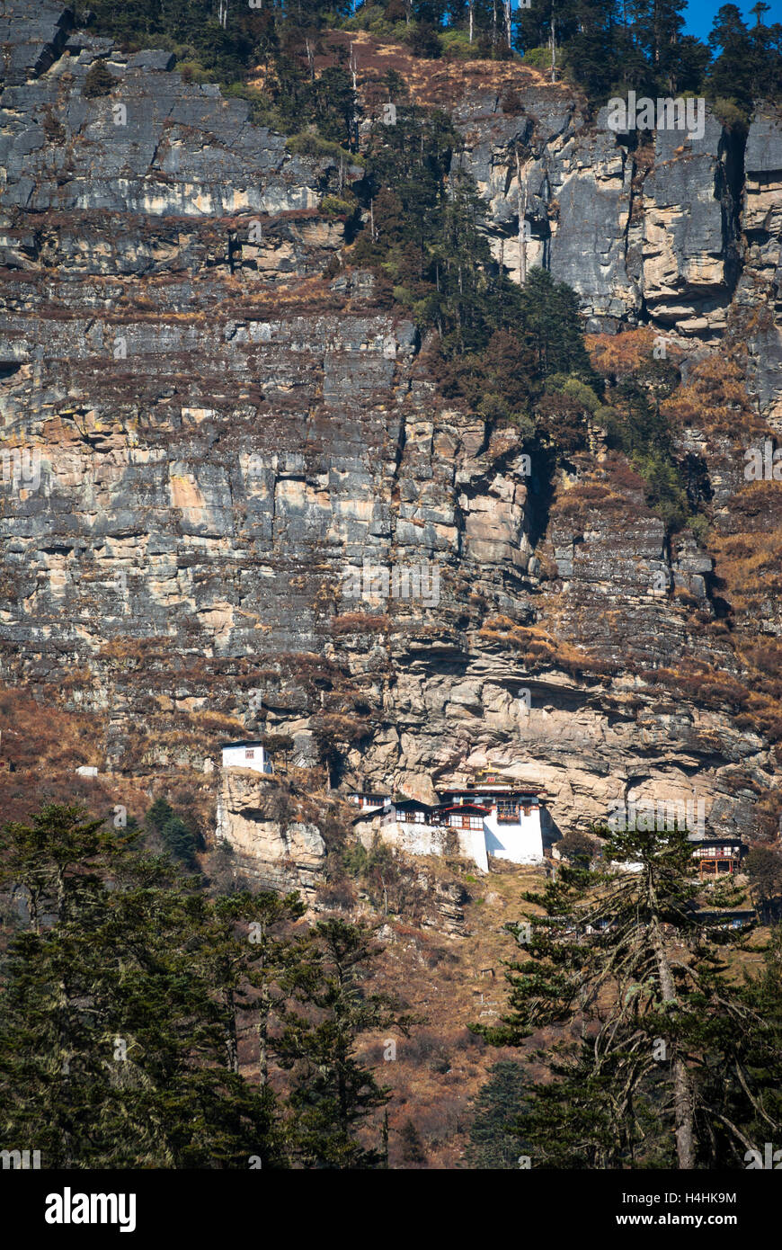 Kila Convento, un remoto monastero buddista arroccato sulla scogliera al di sopra di 3000 m di altitudine vicino Cheli La nel regno buddista del Bhutan Foto Stock