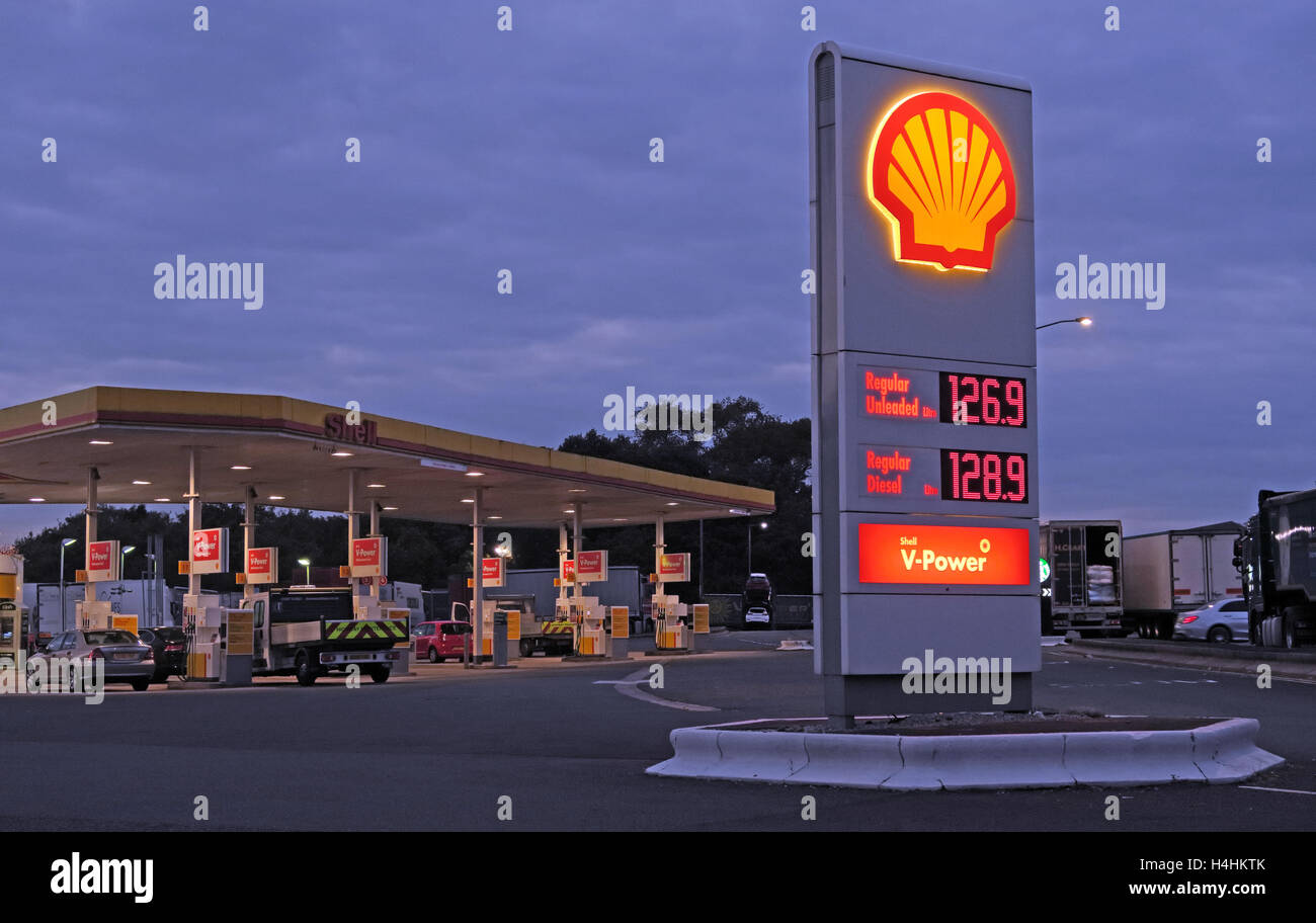 Shell stazione di servizio, servizi Keele M6, West Midlands, Inghilterra, Regno Unito al tramonto - panorama Foto Stock