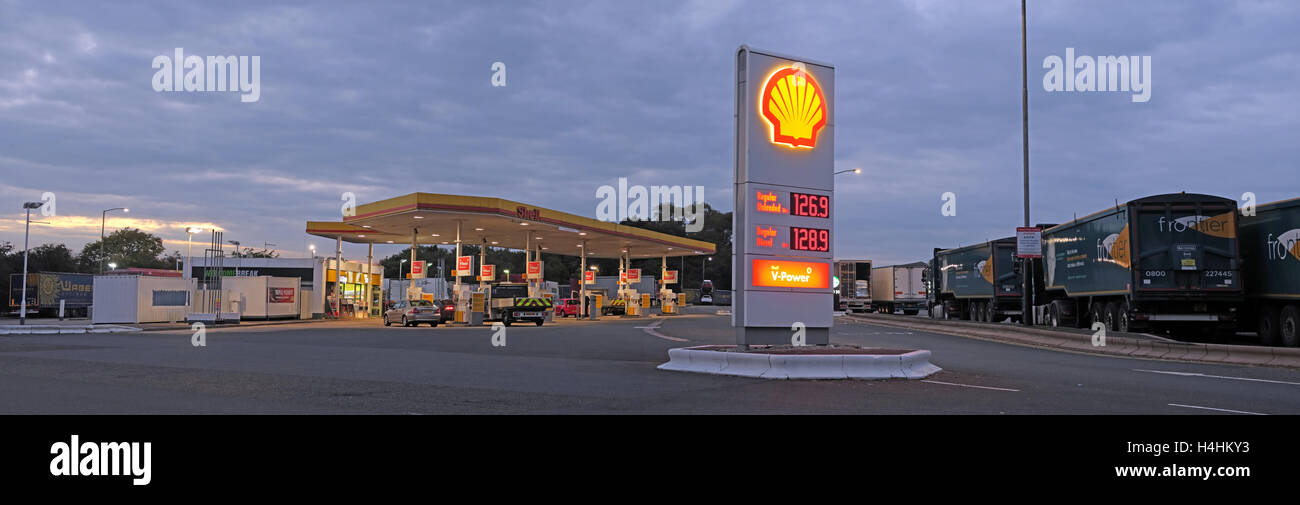 Shell stazione di servizio, servizi Keele M6, West Midlands, Inghilterra, Regno Unito al tramonto - panorama Foto Stock