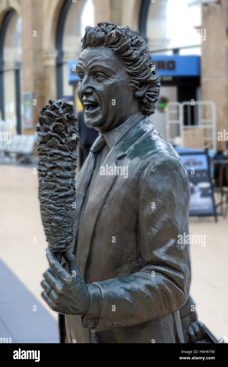 Statua di Ken Dodd di Tom Murphy, "Chance Meeting", a Liverpool Lime St, stazione ferroviaria, Inghilterra, Regno Unito Foto Stock