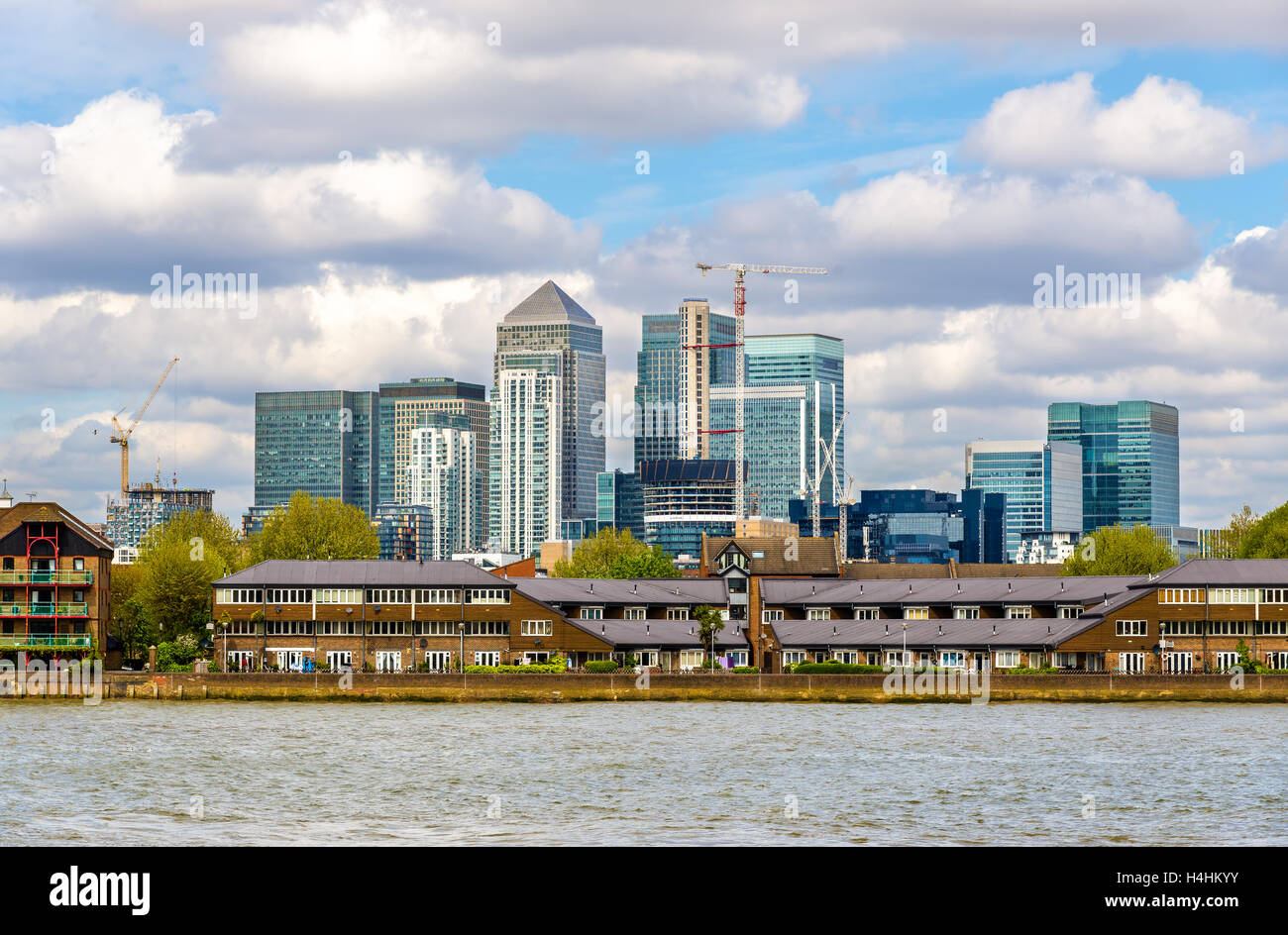 Vista del Canary Wharf district con il Tamigi - LONDRA Foto Stock