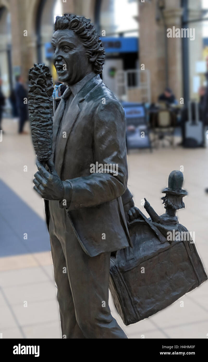 Statua di Ken Dodd di Tom Murphy, "Chance Meeting", a Liverpool Lime St, stazione ferroviaria, Inghilterra, Regno Unito Foto Stock
