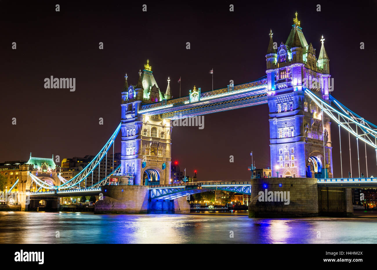 Illuminazione notturna del Tower Bridge di Londra - Inghilterra Foto Stock