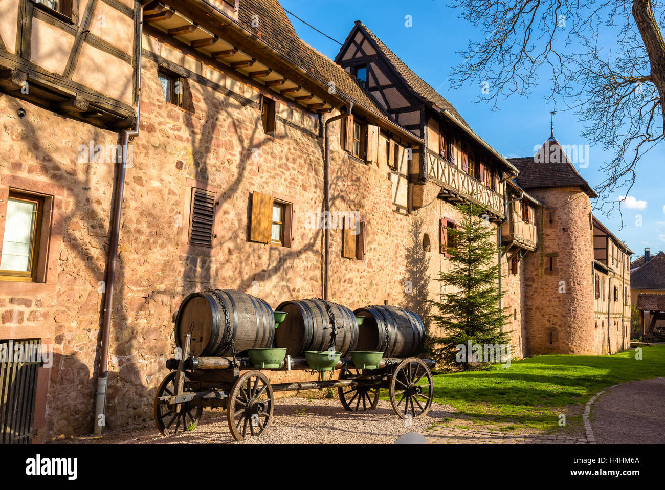 Carro con barilotti a Riquewihr - Alsazia, Francia Foto Stock