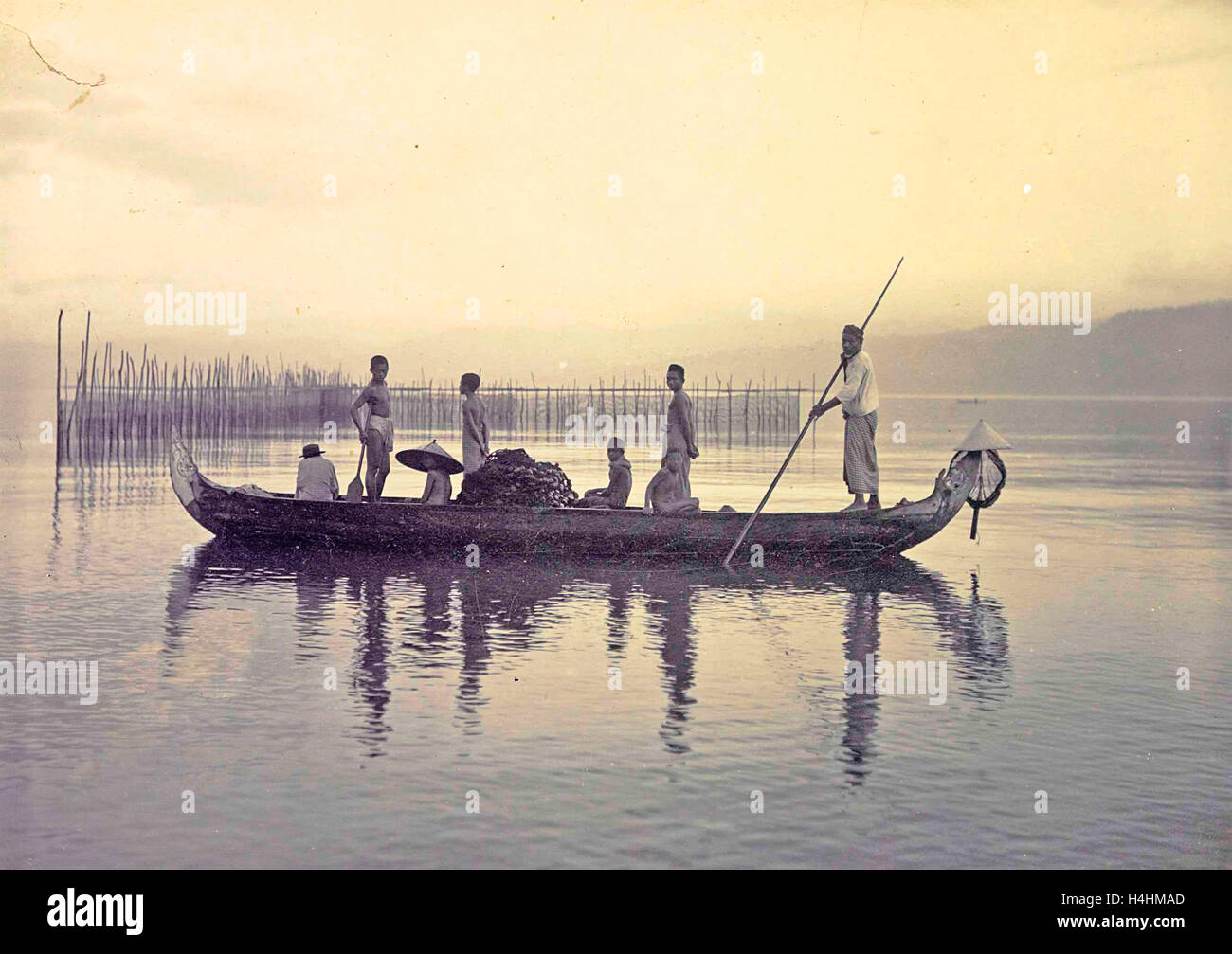 Gli uomini a bordo di una canoa nella baia di Ambon, Indonesia, anonimo, c. 1900 - c. 1920 Foto Stock