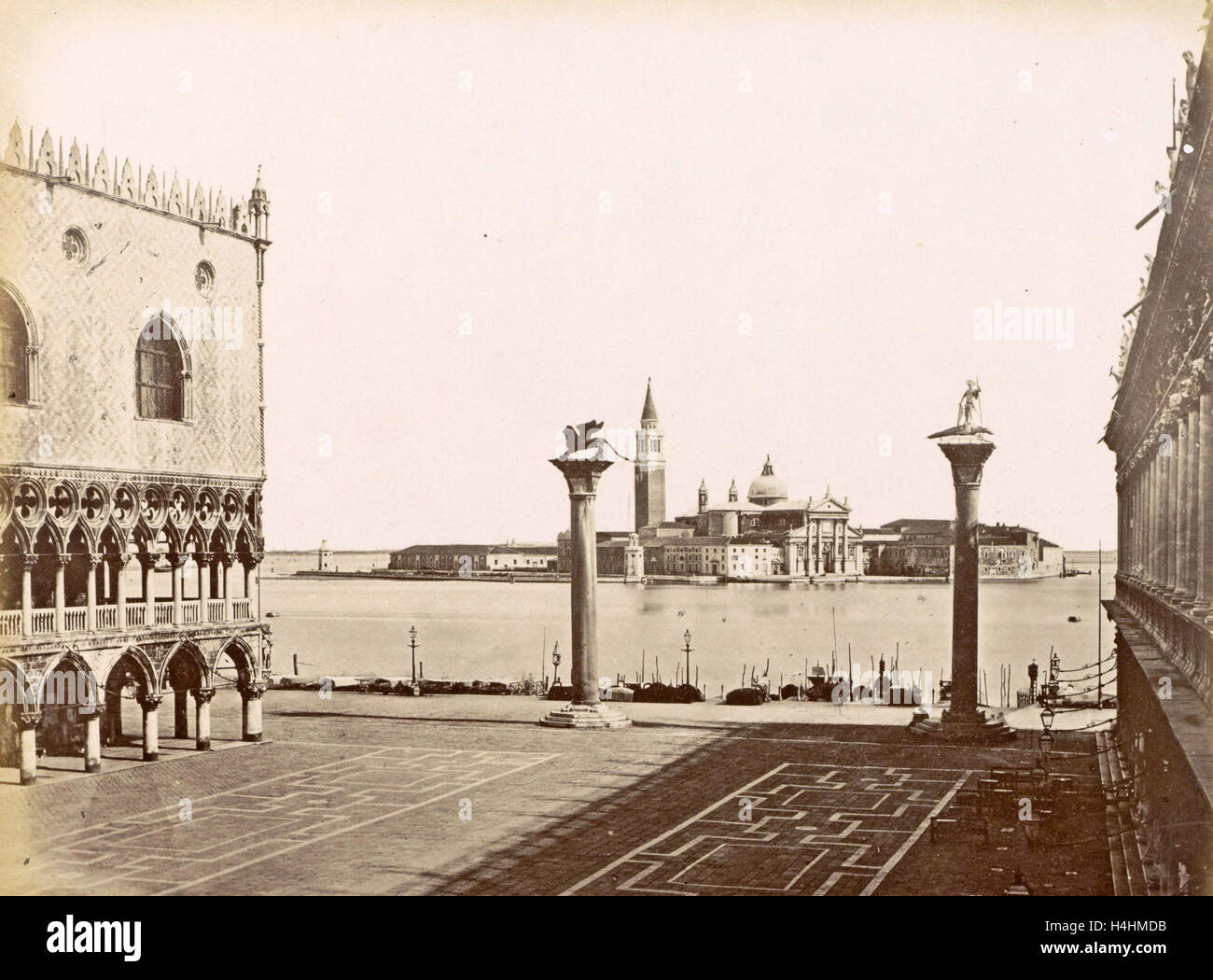 Contrassegnare con due pilastri e vista sull'Isola di San Giorgio in Venezia, Carlo Ponti, 1860-1881, Italia Foto Stock