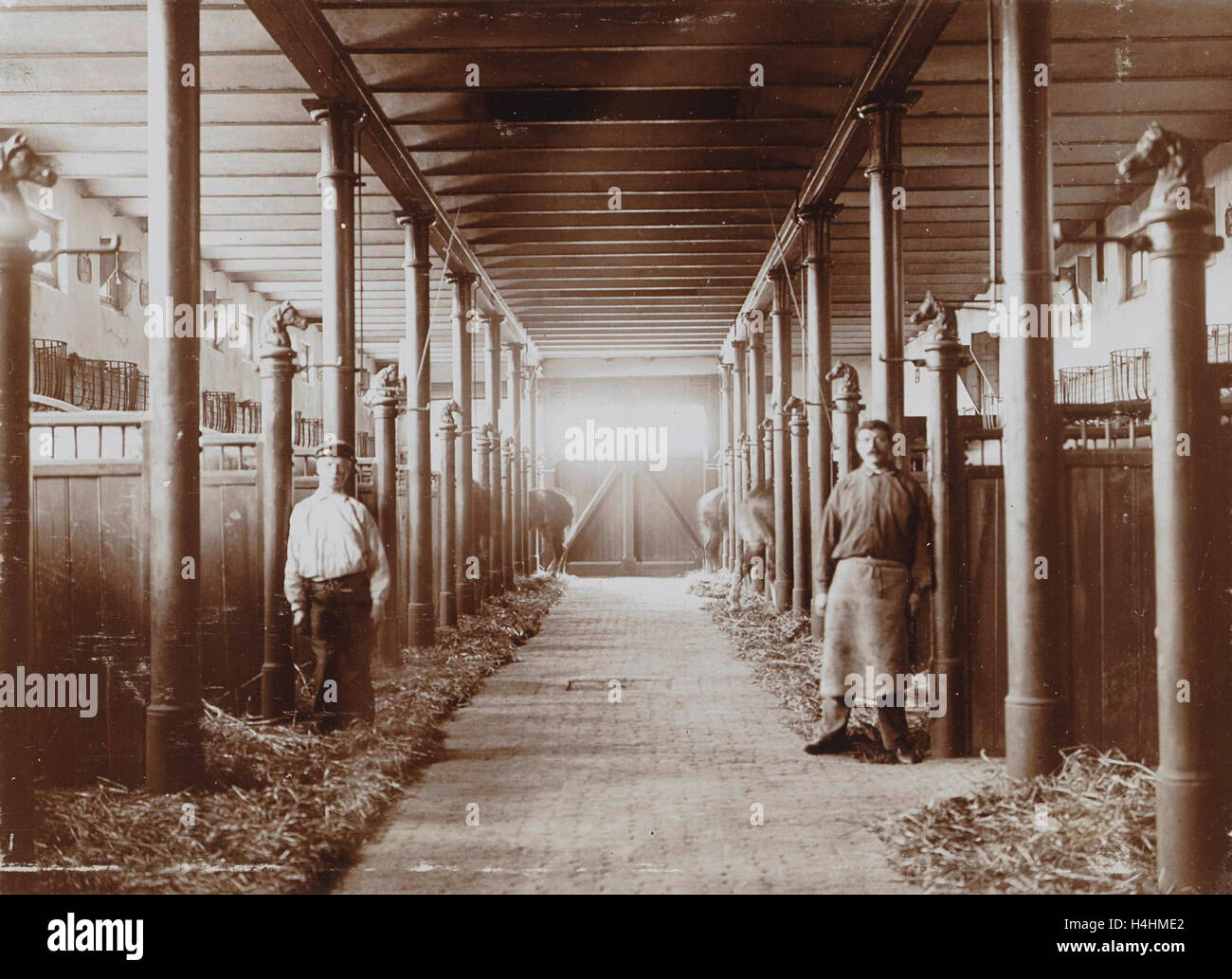 Interno di una stabile con due servi, anonimo, c. 1900 - c. 1910 Foto Stock