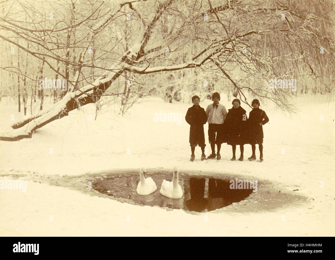 I bambini con cigni in un foro, anonimo, c. 1900 - c. 1910 Foto Stock