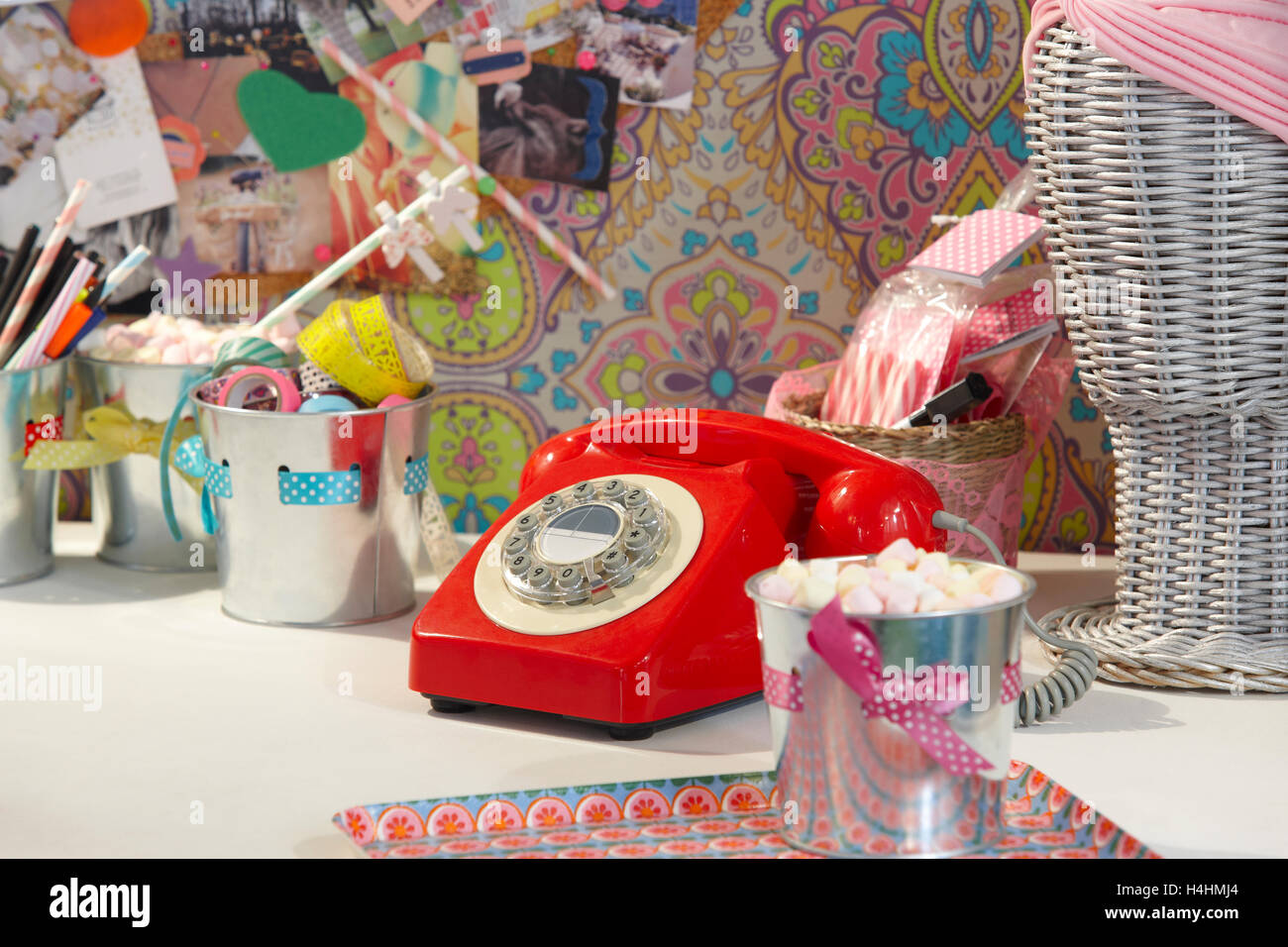 Vintage telefono rosso in un adolescente età ragazza camera. Posizione orizzontale Foto Stock