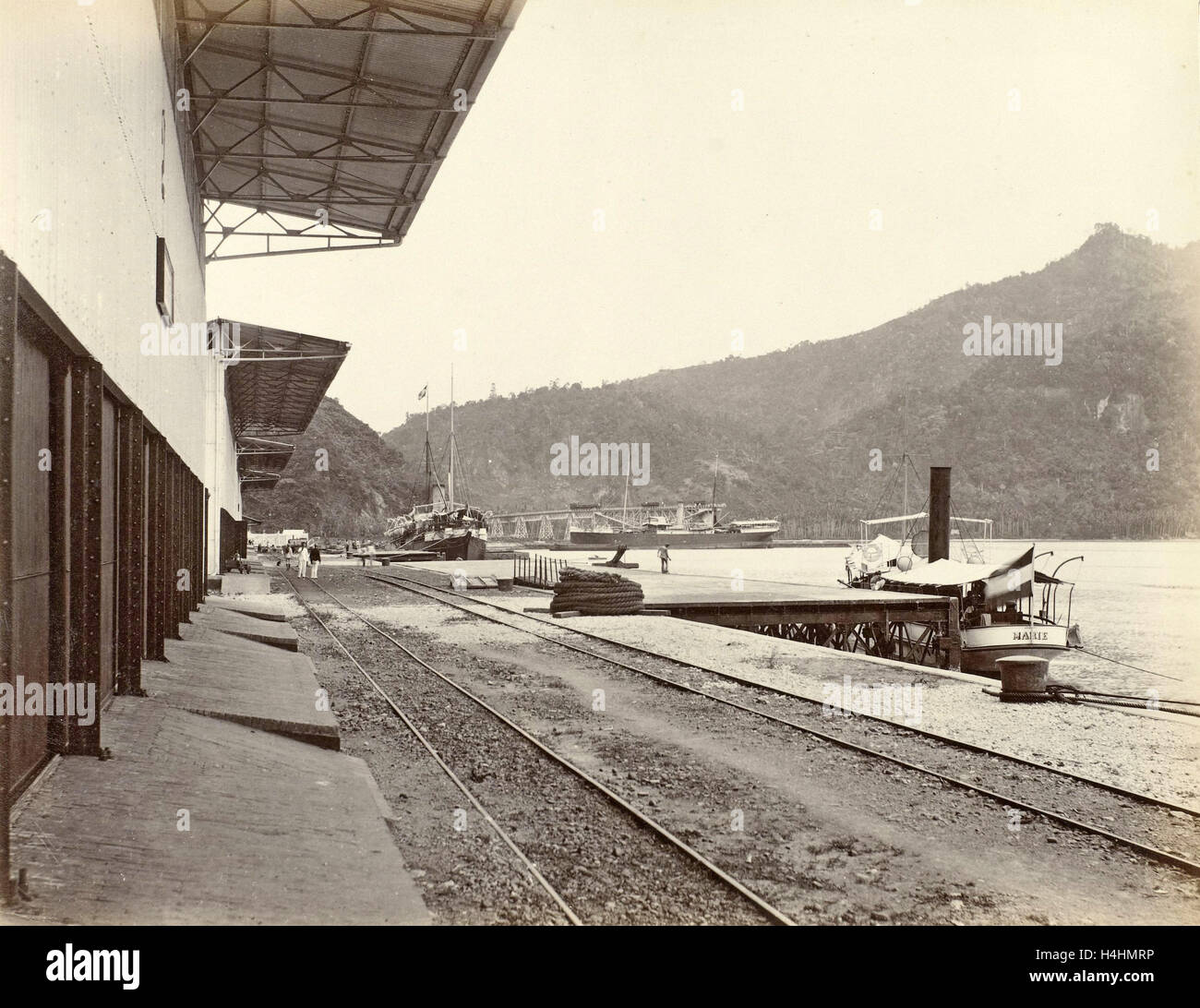 Quay con binari ferroviari e barche in Emmahaven Padang, anonimo, c. 1895 - c. 1905 Foto Stock
