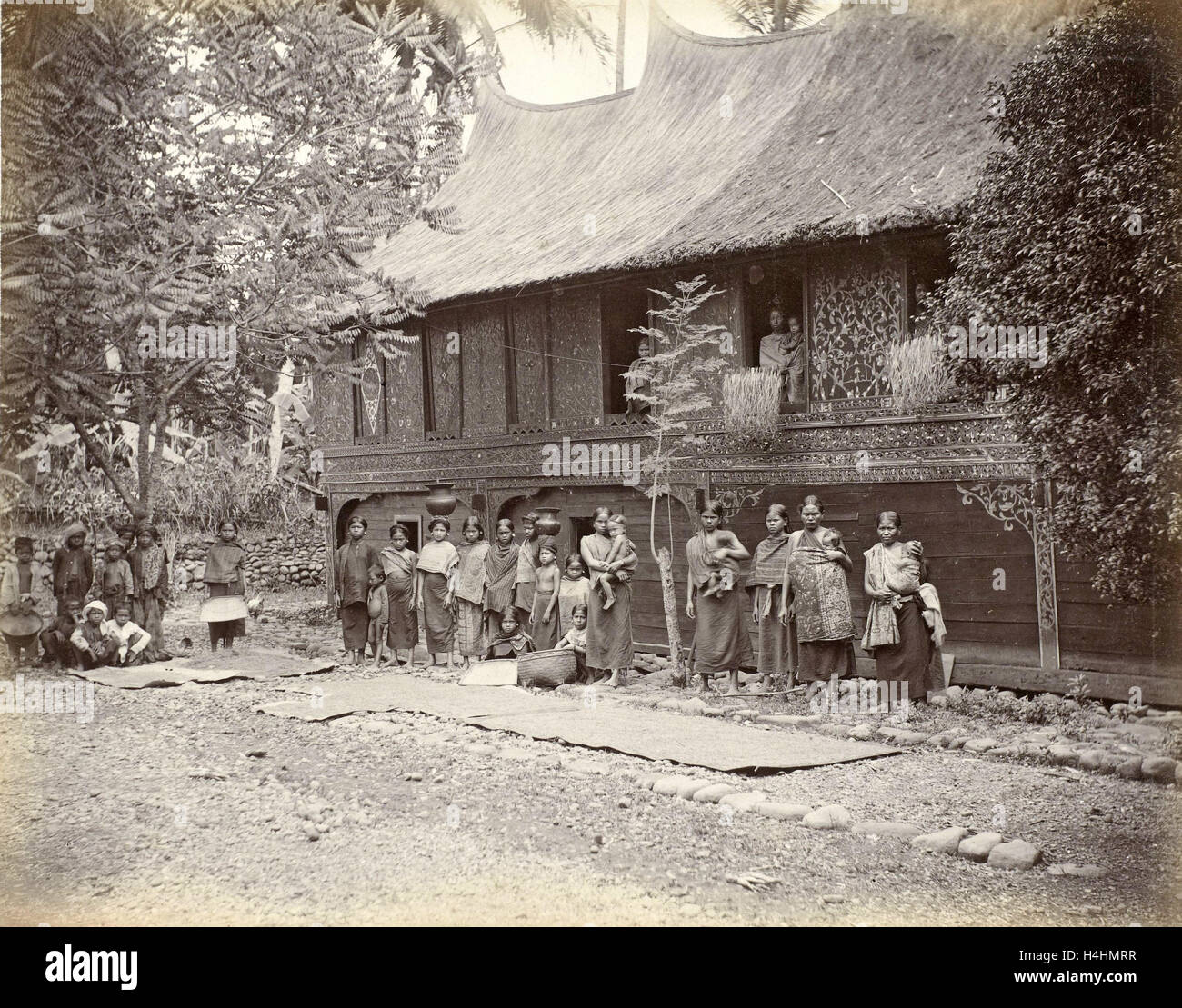 Le donne con i bambini per una casa a Sumatra, anonimo, c. 1895 - c. 1905 Foto Stock