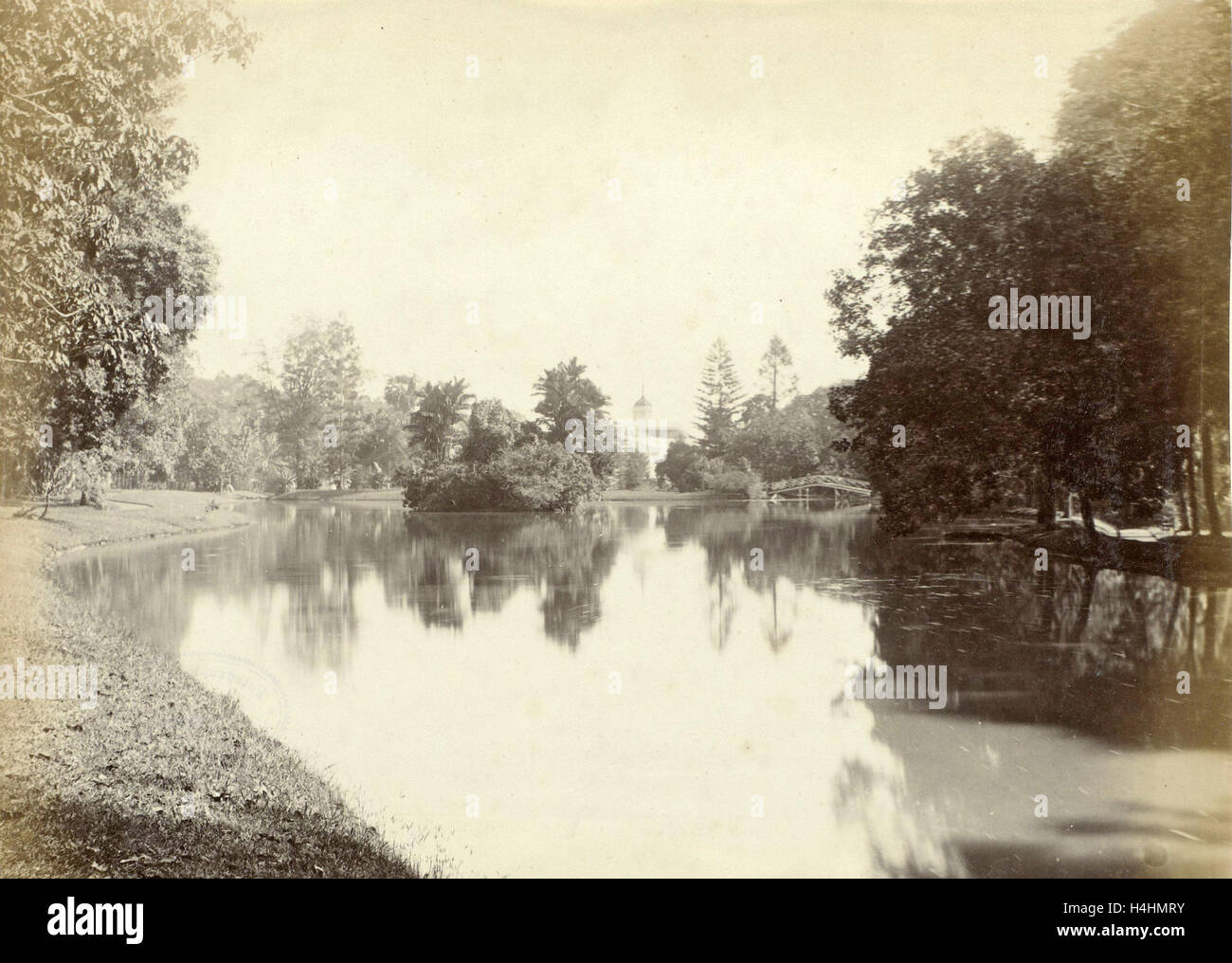 Acqua nelle Indie orientali olandesi alla fine con un ponte e un campanile di una chiesa, anonimo, c. 1895 - c. 1905 Foto Stock