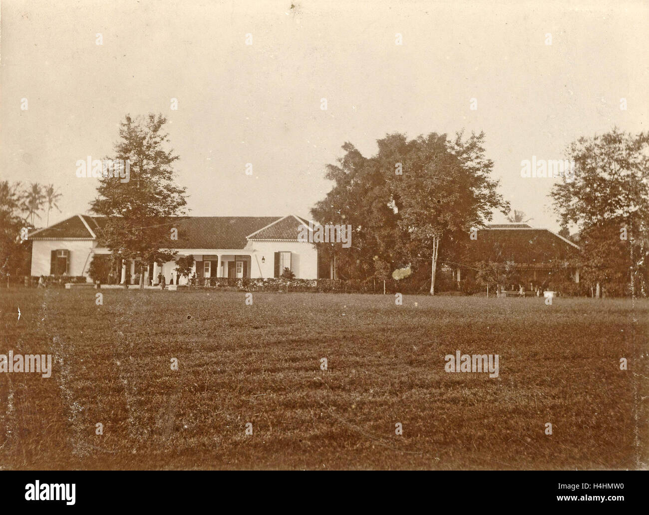 Villa con un prato prima nelle Indie orientali olandesi, anonimo, c. 1895 - c. 1905 Foto Stock
