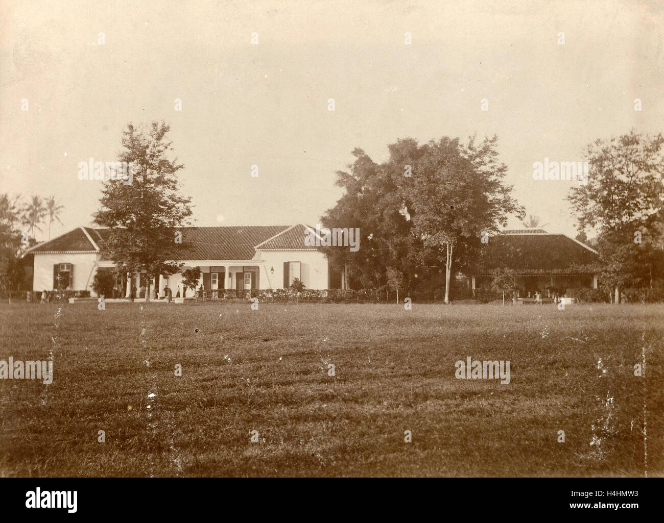 Villa con un prato nelle Indie orientali olandesi, Indonesia, anonimo, c. 1895 - c. 1905 Foto Stock