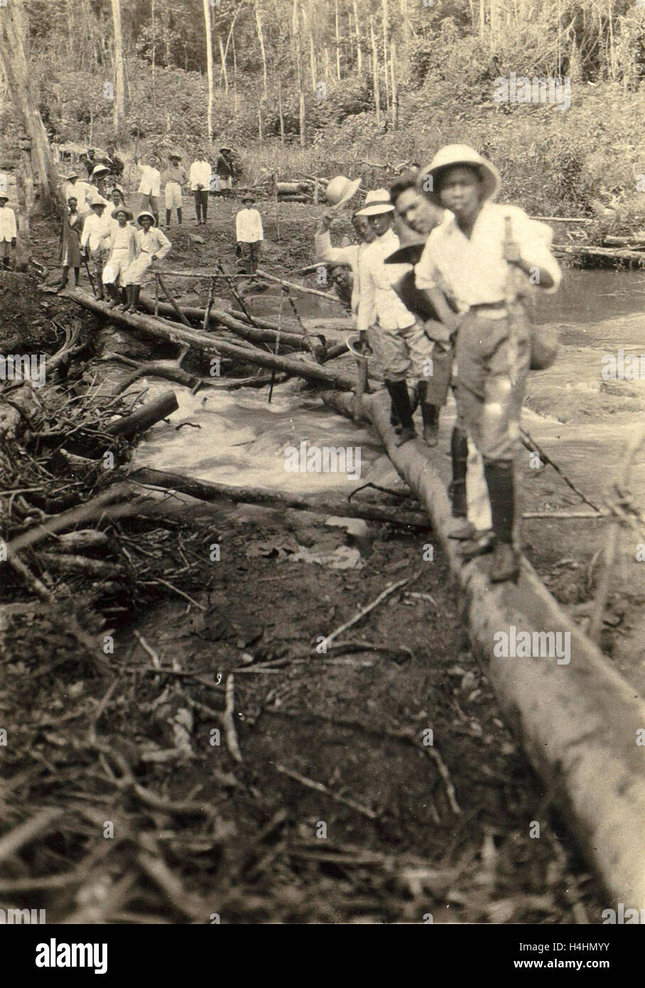 Uomini indiano accoltellato un ponte di registro, anonimo, c. 1932 Foto Stock