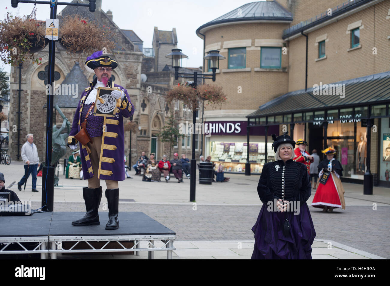 Town criers prendendo parte al National Town Criers concorrenza in Hastings, il Priory, East Sussex Foto Stock