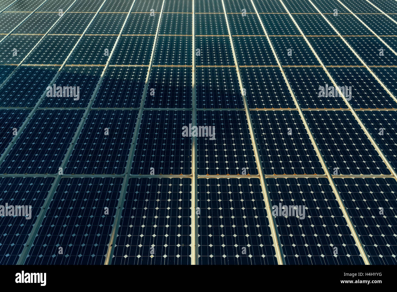Pannelli solari superficie, tecnologie per le energie rinnovabili e l'industria elettrica. Foto Stock