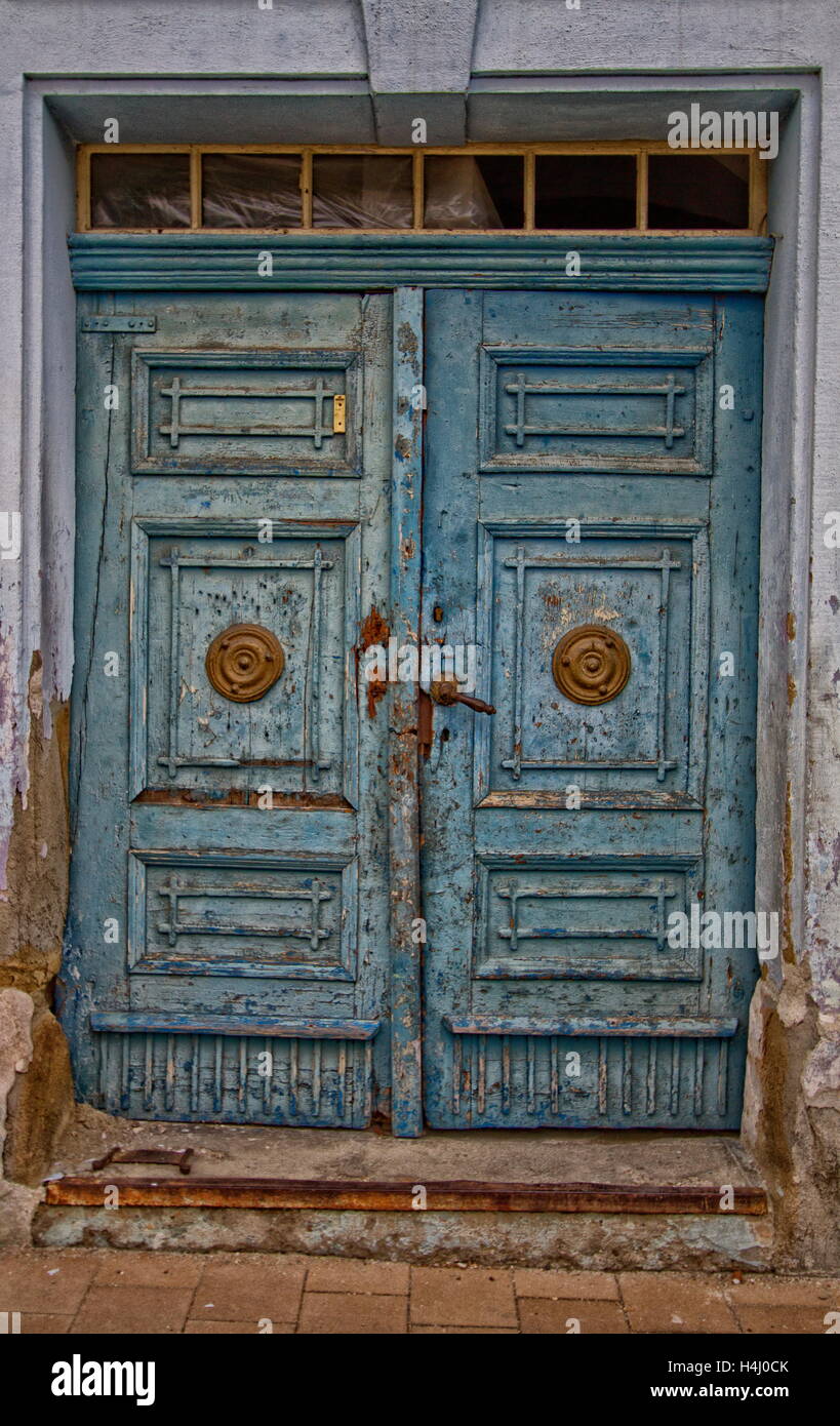 La vecchia porta in blu e marrone del legno Foto Stock