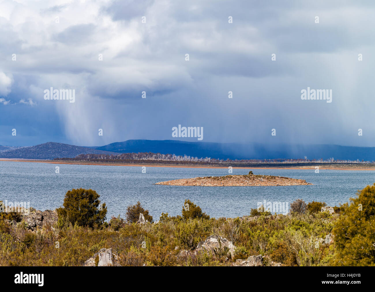 La pioggia al di sopra del grande lago, Tasmania, Australia Foto Stock