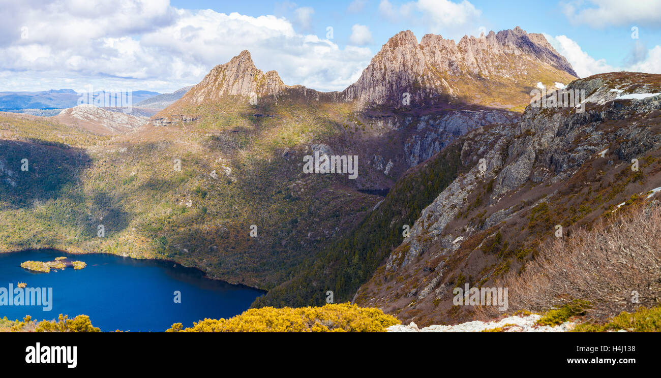 Lago di colomba e Cradle Mountain sulla luminosa giornata di sole. Cradle Mountain National Park, la Tasmania, Australia Foto Stock