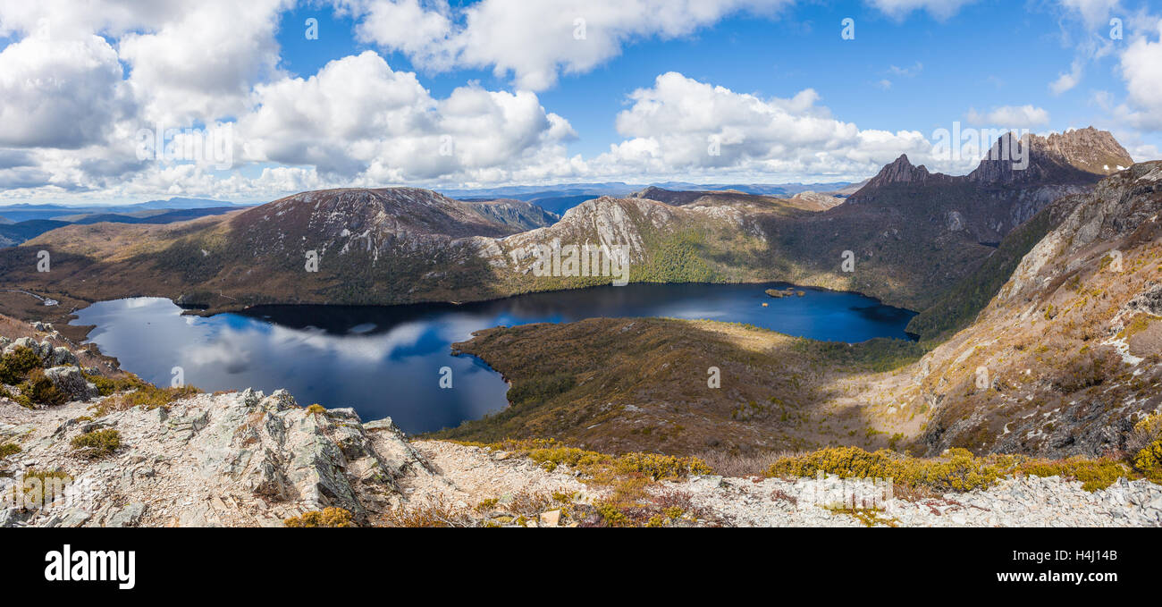 Colomba panorama sul lago e Cradle Mountain sulla luminosa giornata di sole. Cradle Mountain National Park, la Tasmania, Australia Foto Stock