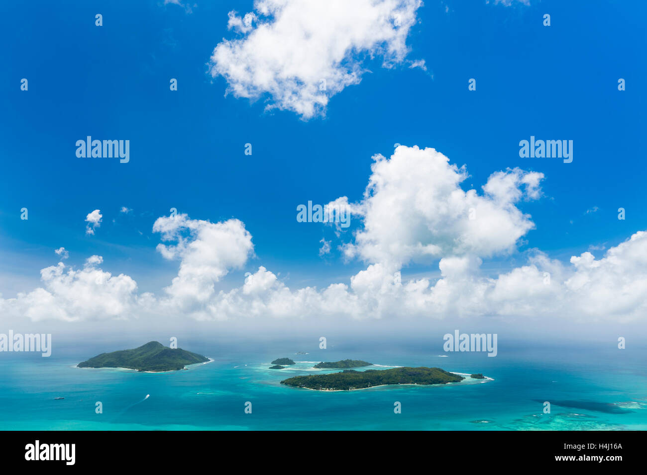 Vista dal Monte Copolia alle isole San Anna e Cerf vicino a Mahe, Seicelle con profondo cielo blu Foto Stock