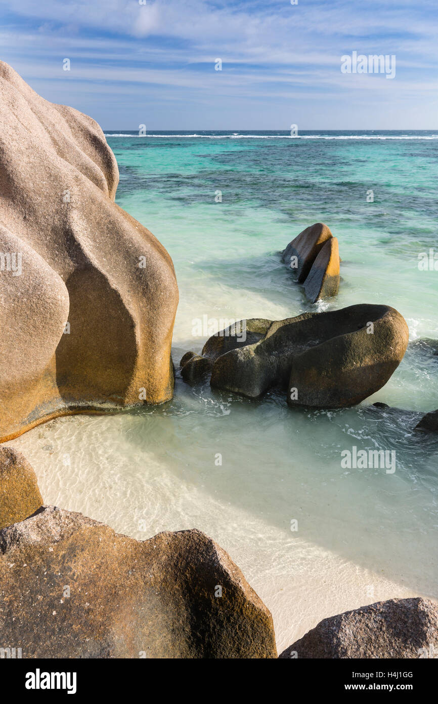 La vista dalla cima di una roccia ad Anse Source d'Argent in La Digue, Seicelle Foto Stock