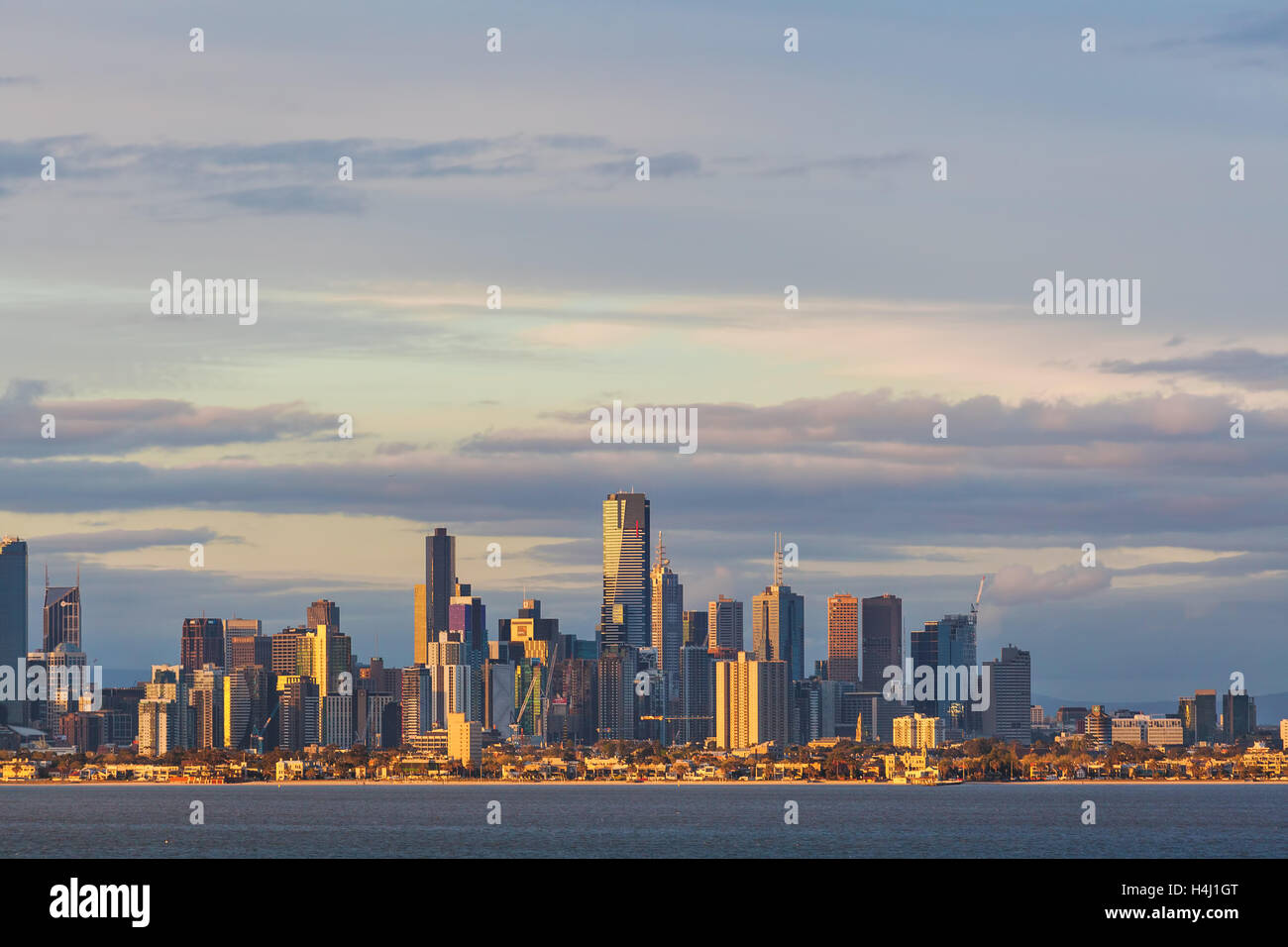 Il CBD di Melbourne e skyline al tramonto da Port Phillip acque. Melbourne, Australia Foto Stock
