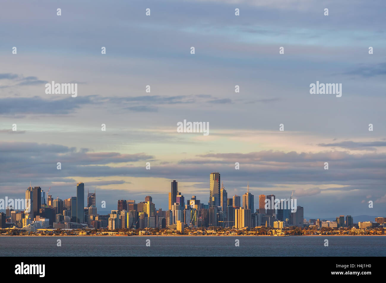 Il CBD di Melbourne e skyline al tramonto da Port Phillip acque. Melbourne, Australia Foto Stock