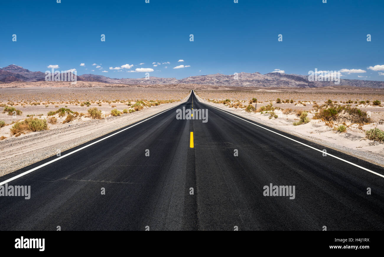 Vuota lunga strada che corre attraverso Panamint Valley nel Parco Nazionale della Valle della Morte, California Foto Stock