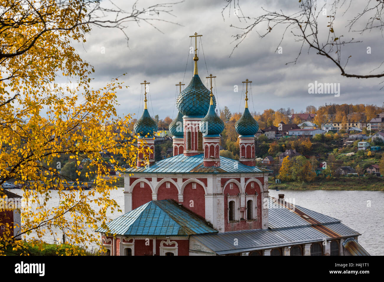 Vista autunnale del piccolo russo città provinciale Tutaev (antico nome Romanov Borisoglebsky) e del fiume Volga, Krasnojarsk Foto Stock