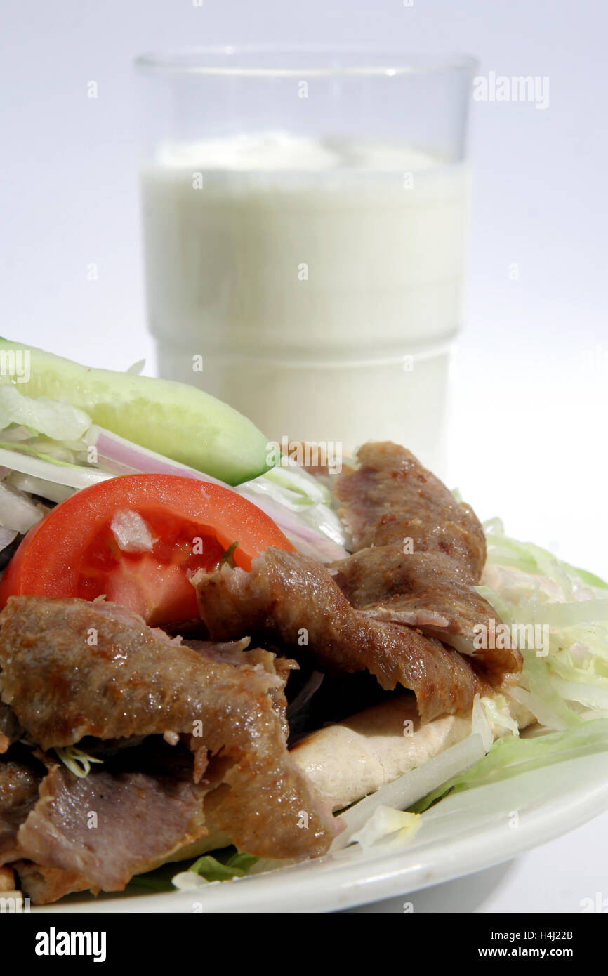 Döner Kebab, insalata & ayran Foto Stock