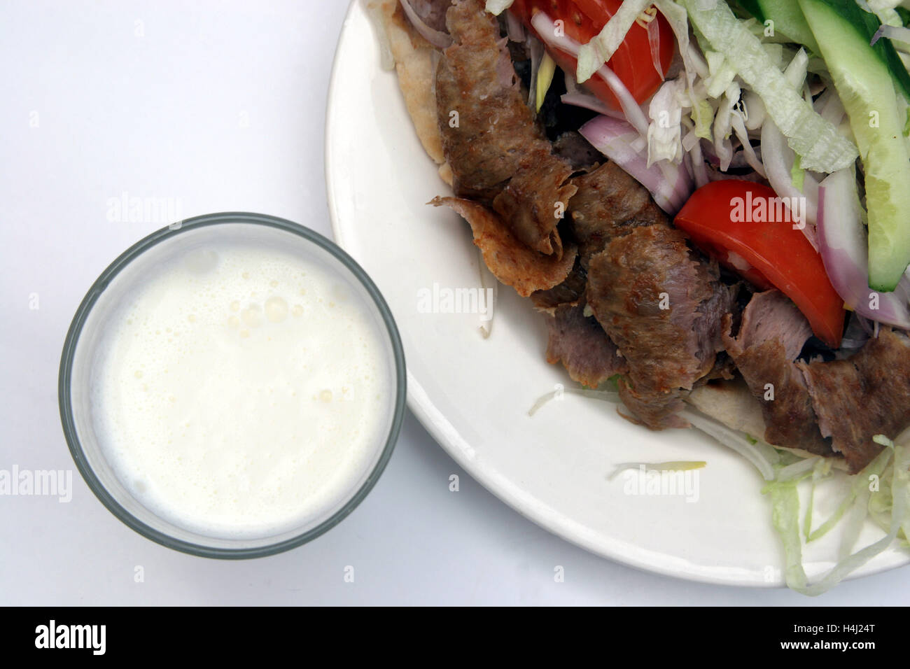 Döner Kebab, insalata e ayran Foto Stock