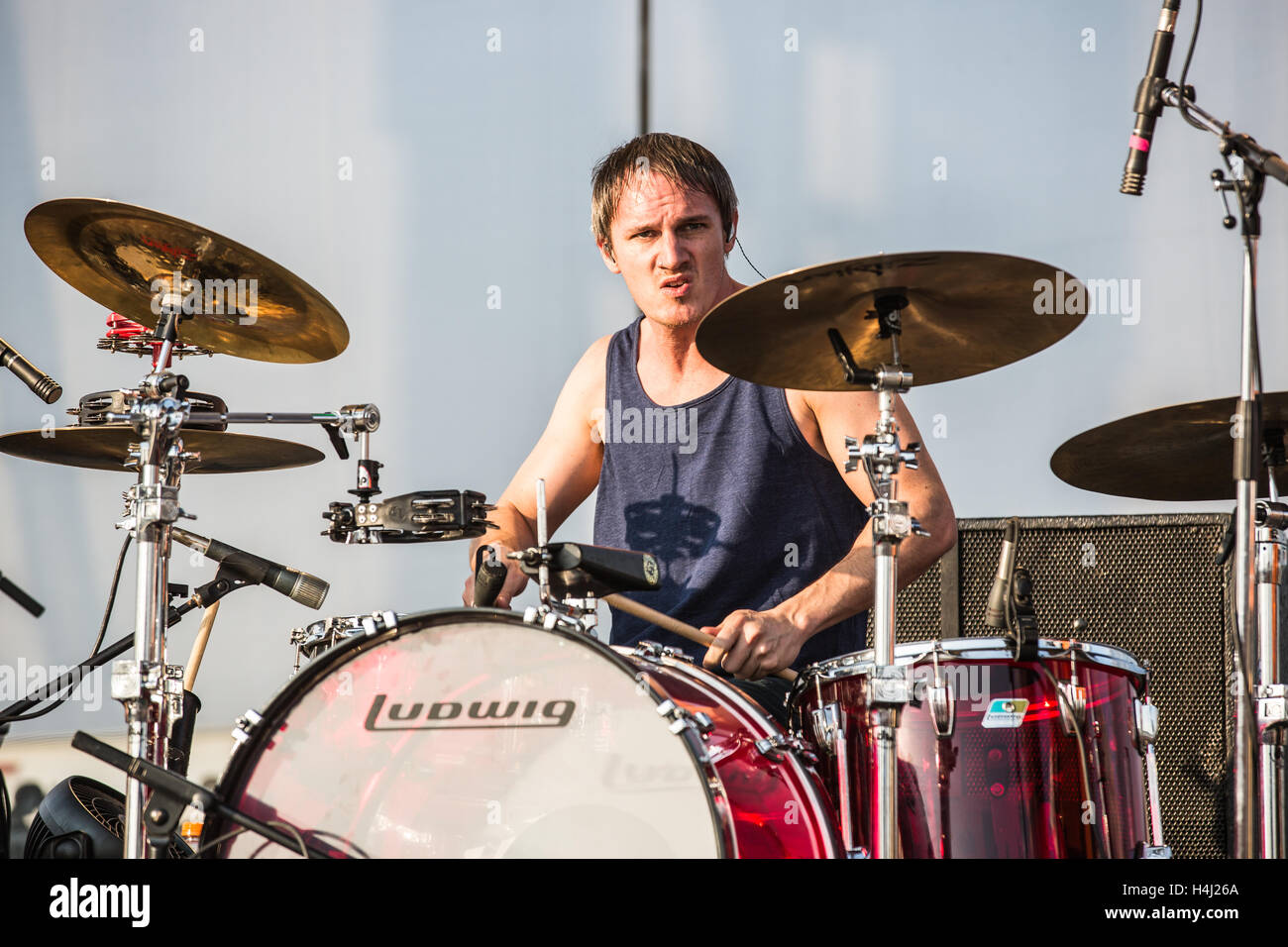 Jeff Friedl della Eagles of Death Metal suona presso il Riot Fest Venerdì, Agosto 29th, 2015, presso il National Western complesso in Denver, CO. Foto Stock