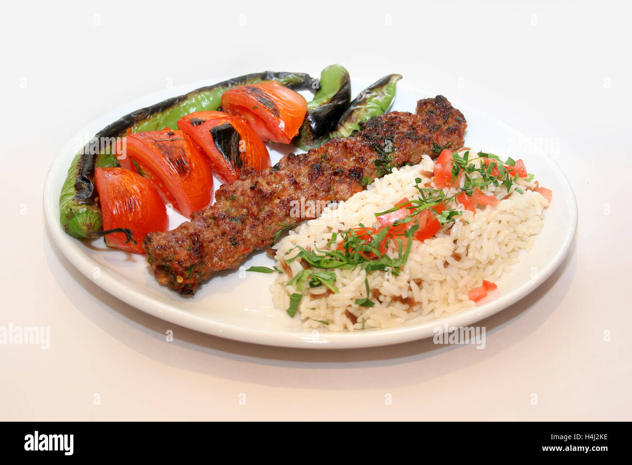 Kebab Kofta / Adana Kebab servito con riso e insalata mista Foto Stock