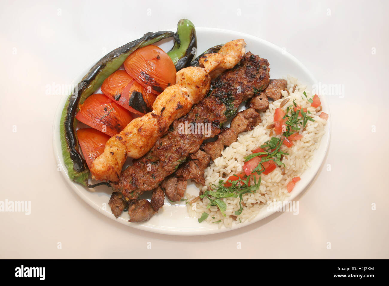Spiedini di pollo, agnello kebab, kofta kebab servito con riso e insalata mista Foto Stock