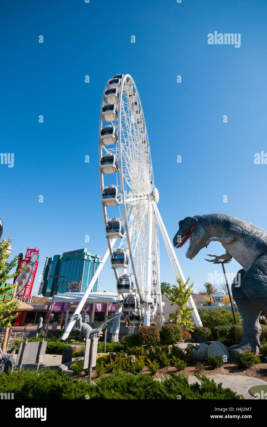 La Skywheel visto accanto a Dinosaur Adventure Golf a 70.000 piedi quadri a tema Dinosaur mini golf attrazione in Niagara Falls Canada Foto Stock