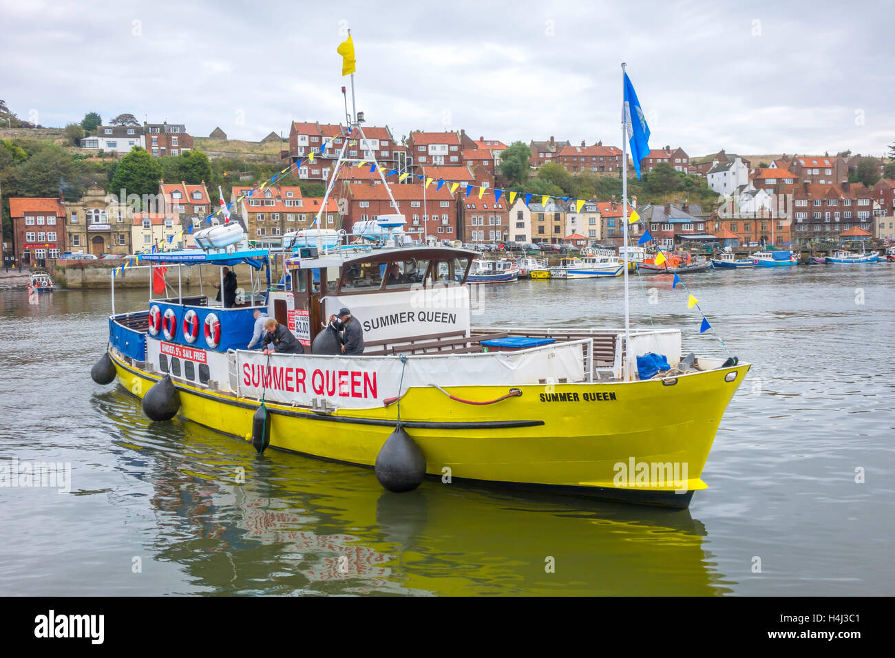 Estate Regina imbarcazione da diporto nel Porto di Whitby fuori servizio in autunno di trasferirsi in un altro posto di ormeggio Foto Stock