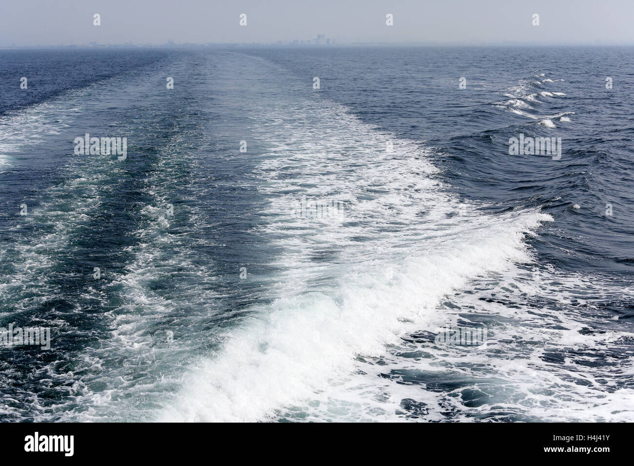 La nave di crociera wake sulla superficie del mare, oceano barca sentiero di schiuma Foto Stock