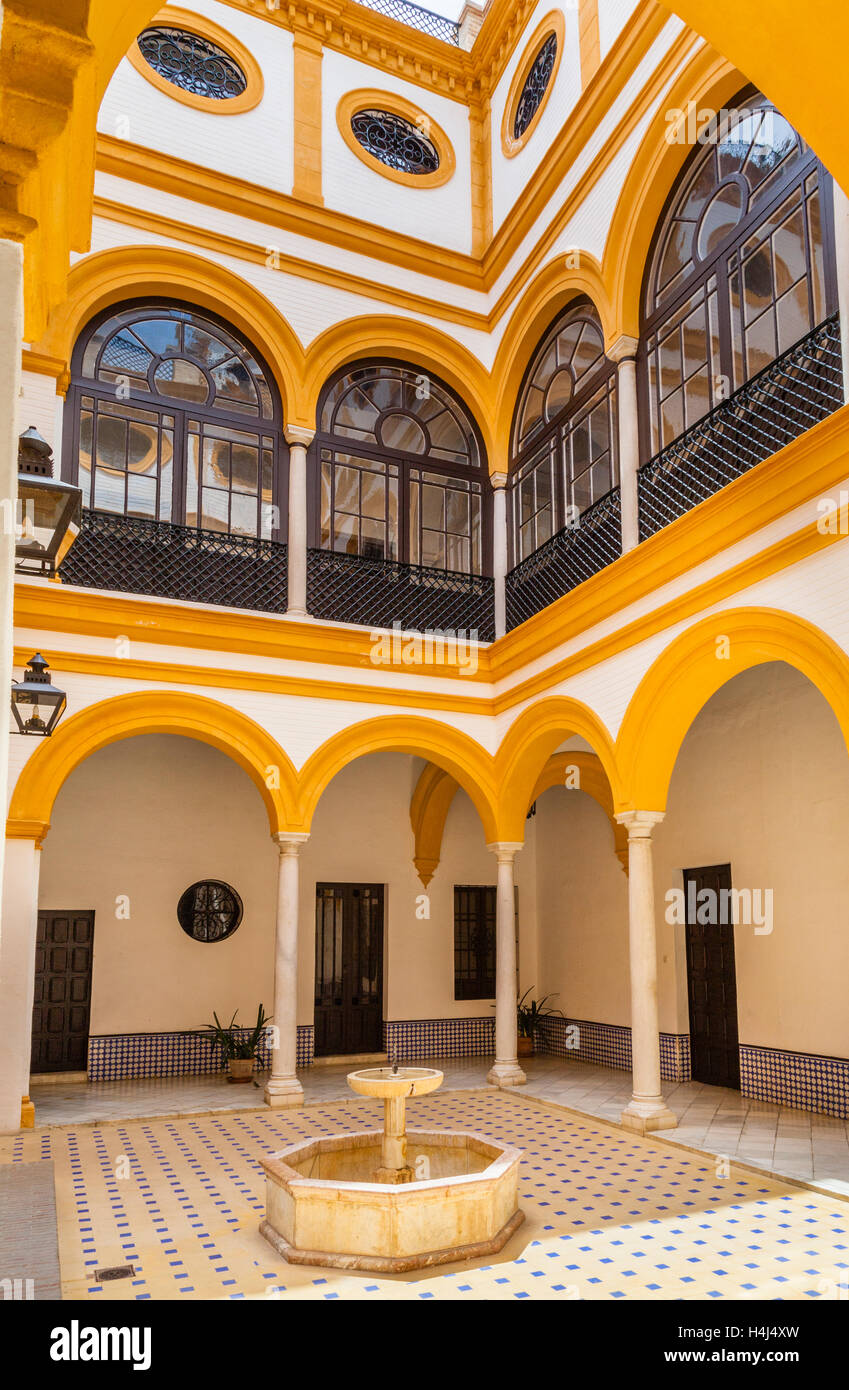 Spagna, Andalusia, provincia di Siviglia, Siviglia, Alcazaba Fountain Court presso il patio del Cuarto militar Foto Stock