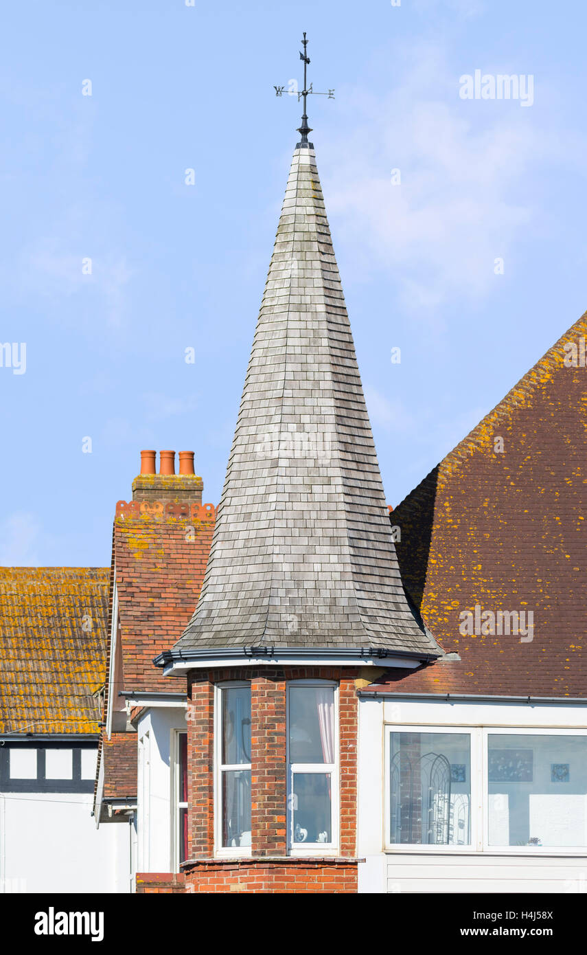 Tall piastrellato torretta in stile vittoriano su una casa nel Regno Unito. Foto Stock