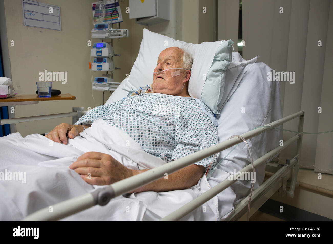 uomo-anziano-83-recuperare-nel-suo-letto-di-ospedale-nella-cardiac-ward-alta-unita-di-dipendenza-da-una-seria-operazione-al-cuore-regno-unito-h4j7d6.jpg
