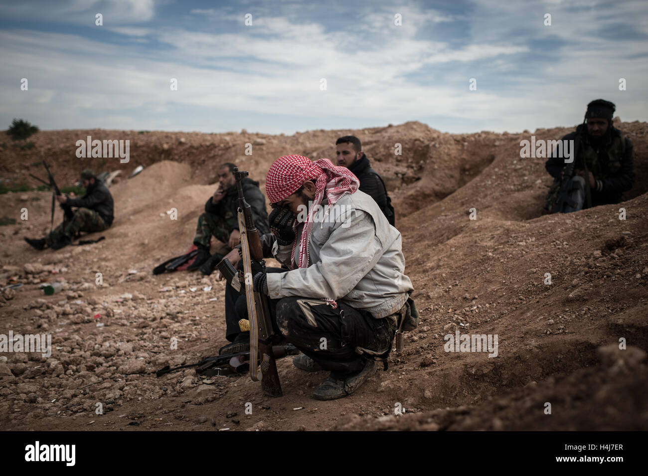 Tenendo il resto durante i combattimenti - 14/02/2013 - Siria / Aleppo / Al-Bab - i combattenti di Abo Baker brigata ( Libero esercito siriano) frest pochi minuti durante i combattimenti contro la Siria le truppe governative difendendo la Kwiriss aeroporto militare, in Al-Bab nei pressi di Aleppo. - Edouard Elias / le Pictorium Foto Stock
