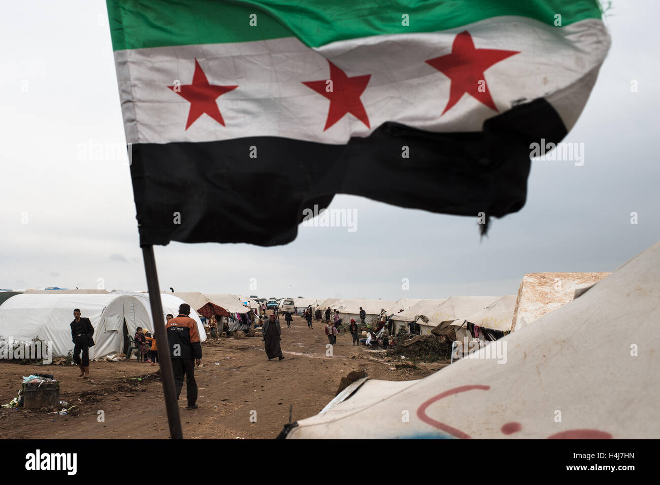 Atme Refugee Camp vita quotidiana - 22/02/2013 - Siria / Aleppo / Azaz - la bandiera della resistenza siriana galleggia su una tenda alla Atme Refugee Camp a nord della Siria,vicino al confine turco. Il Atme Refugee Camp accoglie famiglie cercando di sfuggire le contese tra il siriano esercito governativo e il libero esercito siriano. Secondo le autorità di camp alcuni 15.000 persone vivono nei campi in preoccupanti condizioni sanitarie. - Edouard Elias / le Pictorium Foto Stock