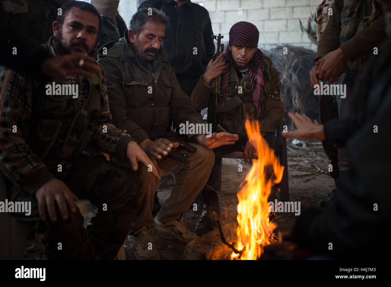 I combattenti resto - 16/01/2013 - Siria / Aleppo / Kwiriss Airport - i combattenti di Abo Baker brigata ( Libero esercito siriano) raccogliere da una fire camp tra le contese con siriano truppe governative per difendere l'aeroporto militare, in Al-Bab nei pressi di Aleppo. - Edouard Elias / le Pictorium Foto Stock