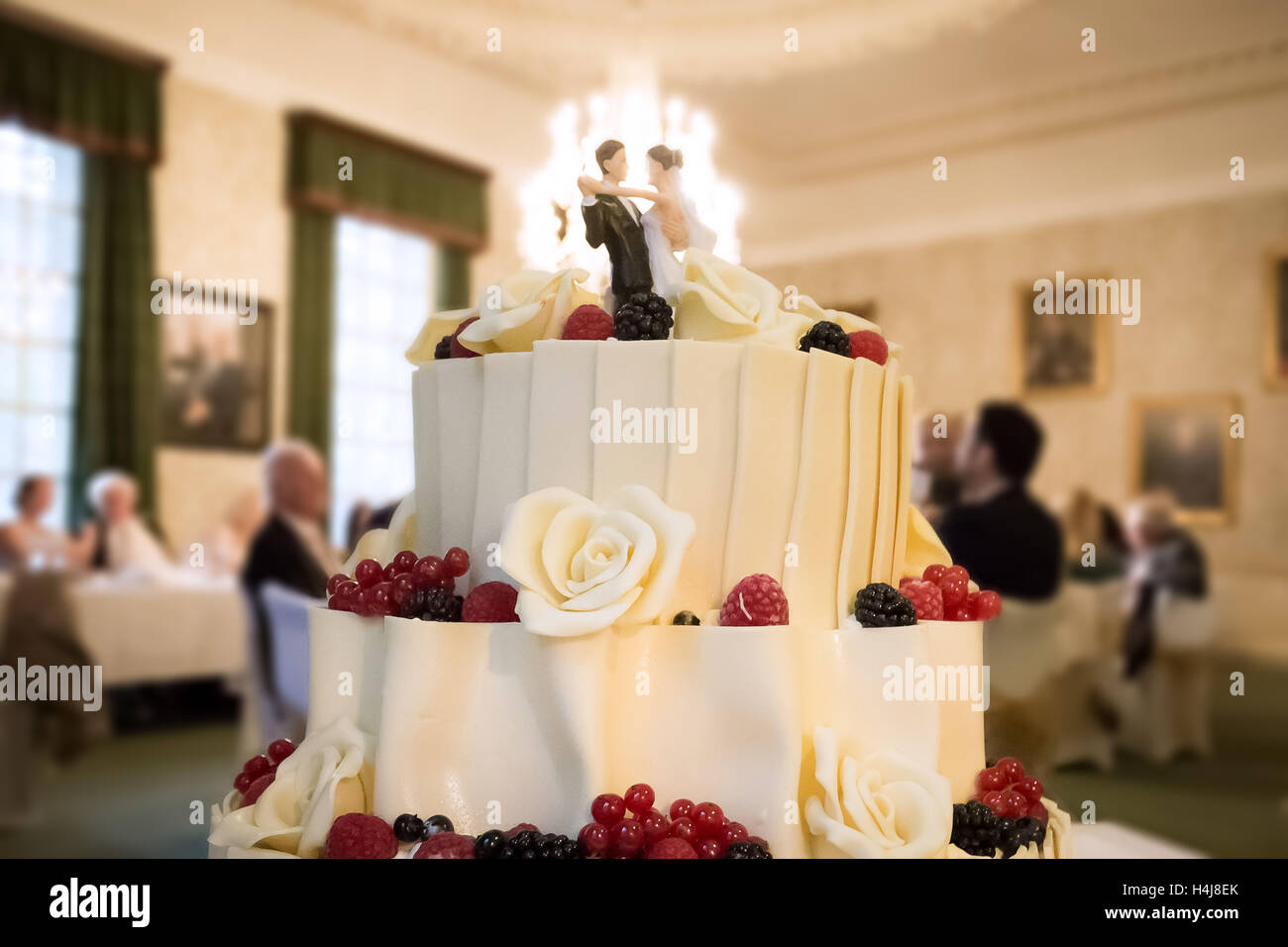 Torta di Nozze con maschio e femmina giovane figurine Foto Stock