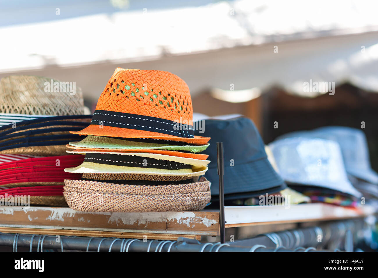 Apertura del mercato in stallo con estate di cappelli di paglia Foto Stock
