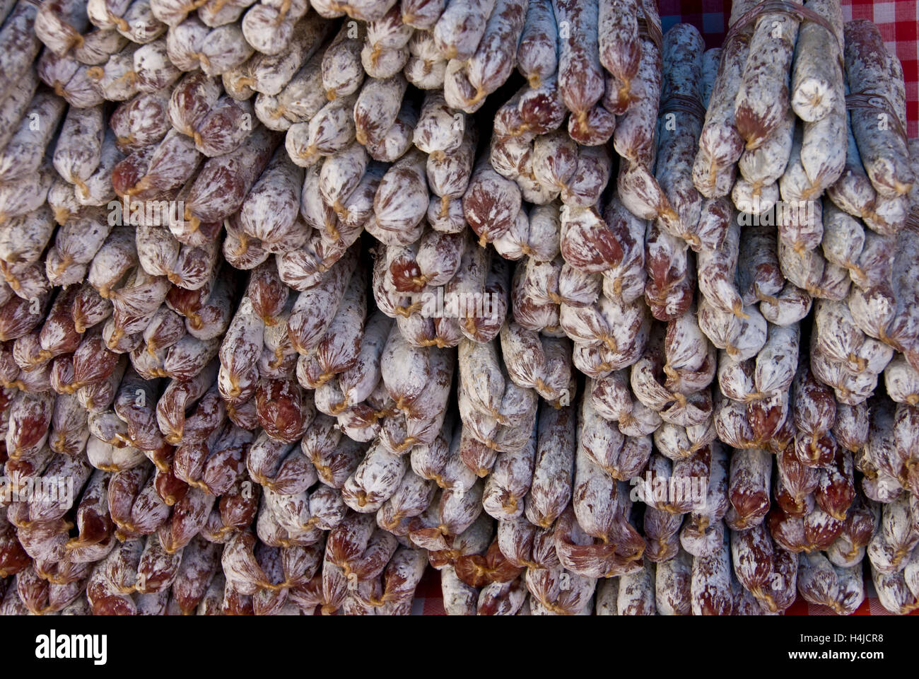 Saucissons sul display in Beaune mercato francese in Francia Foto Stock